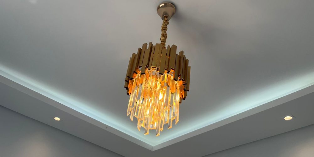 Sanca invertida com iluminação embutida e lustre - Suíte