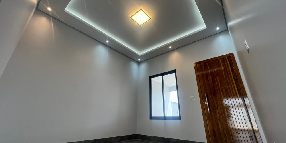 Sanca invertida com iluminação embutida e sobrepor - Sala de Estar Tv